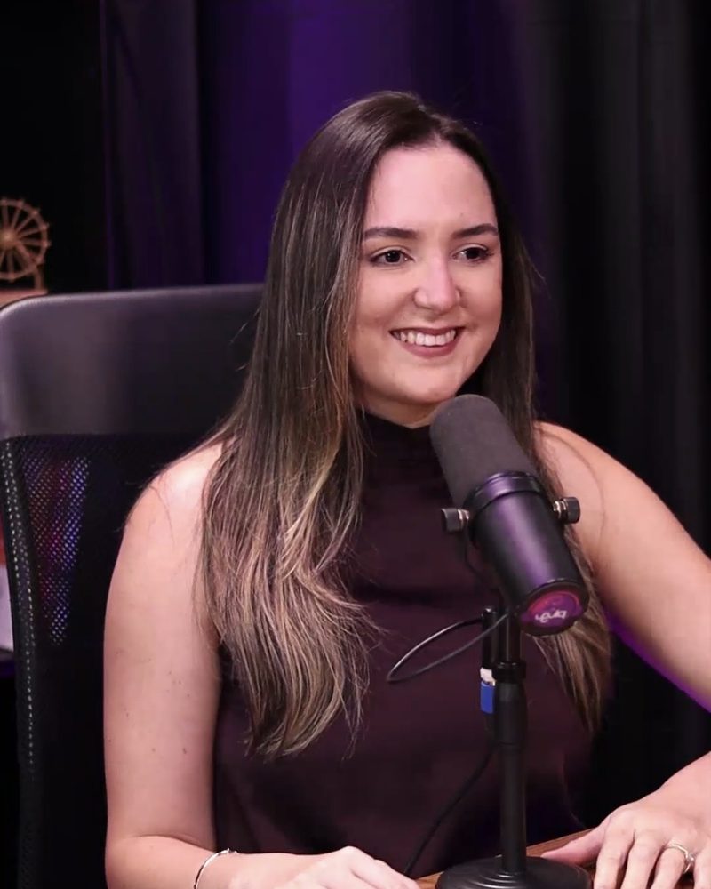 Thaynara Gomes participando de um podcast